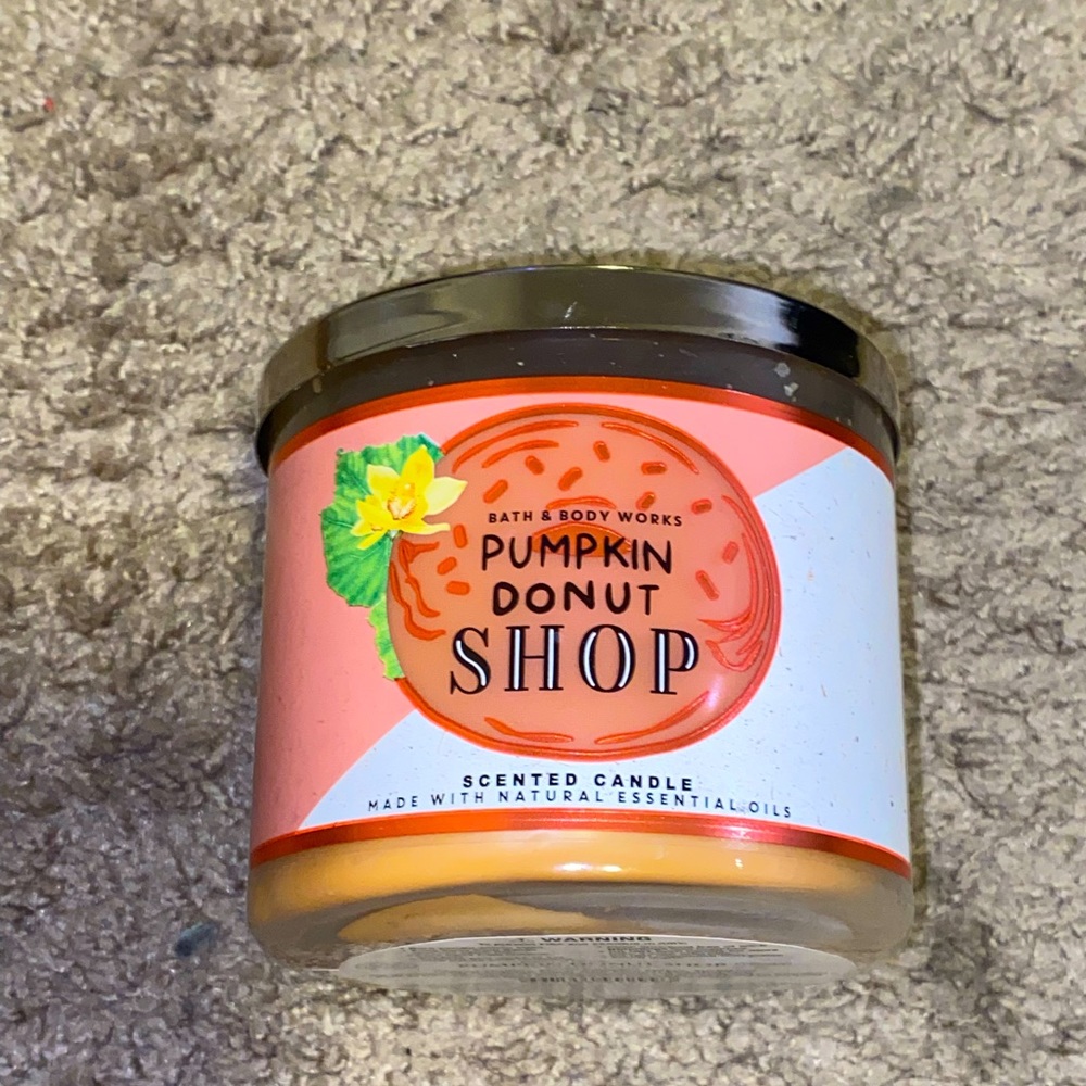 Bath and Bodyworks White Barn Candle: Pumpkin Donut Shop